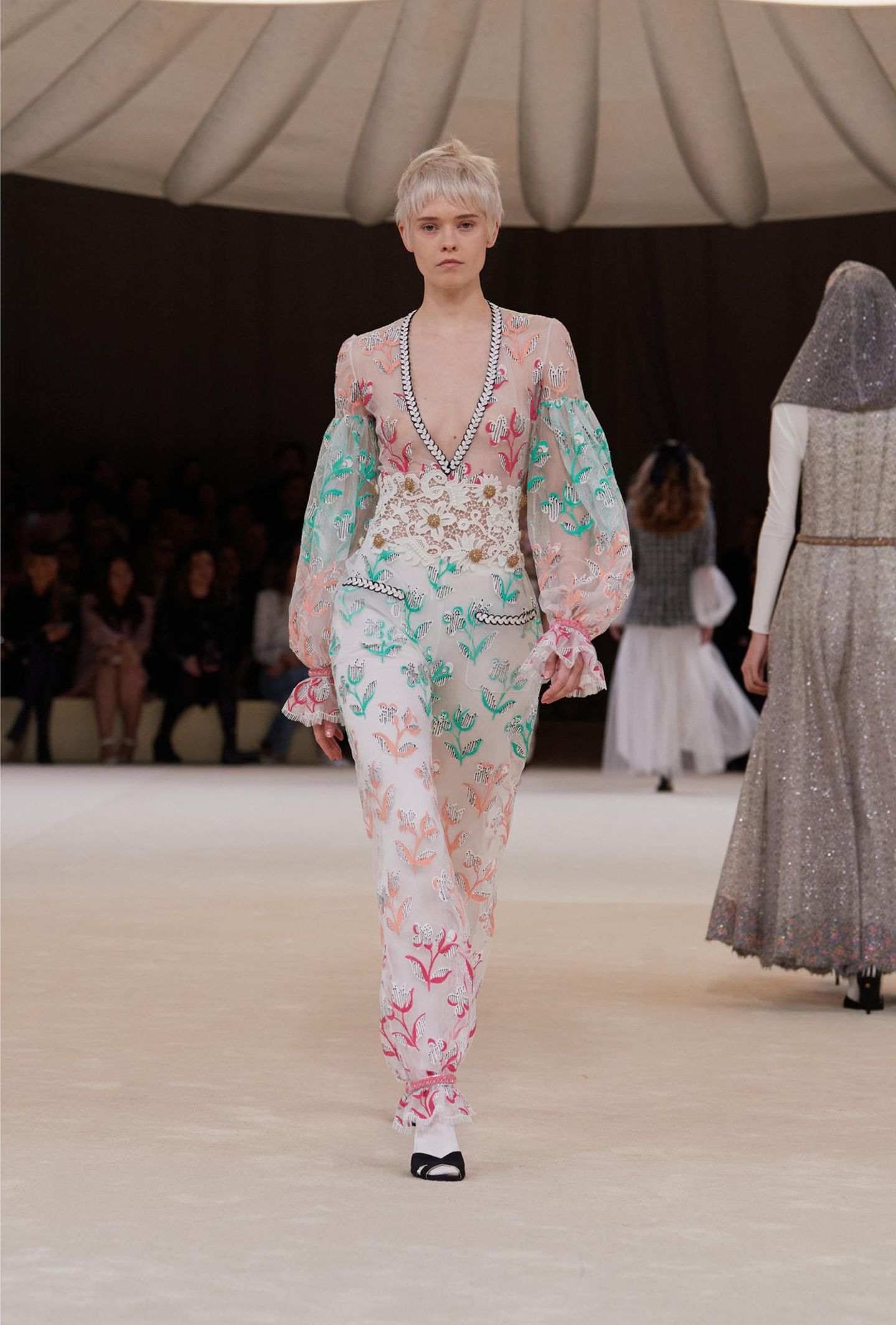 Ein Model läuft über den Laufsteg bei einer Chanel Haute-Couture Show