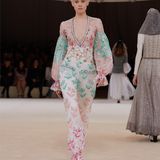 Ein Model läuft über den Laufsteg bei einer Chanel Haute-Couture Show