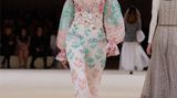 Ein Model läuft über den Laufsteg bei einer Chanel Haute-Couture Show