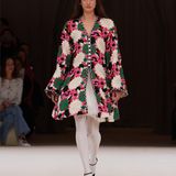 Ein Model läuft über den Laufsteg bei einer Chanel Haute-Couture Show