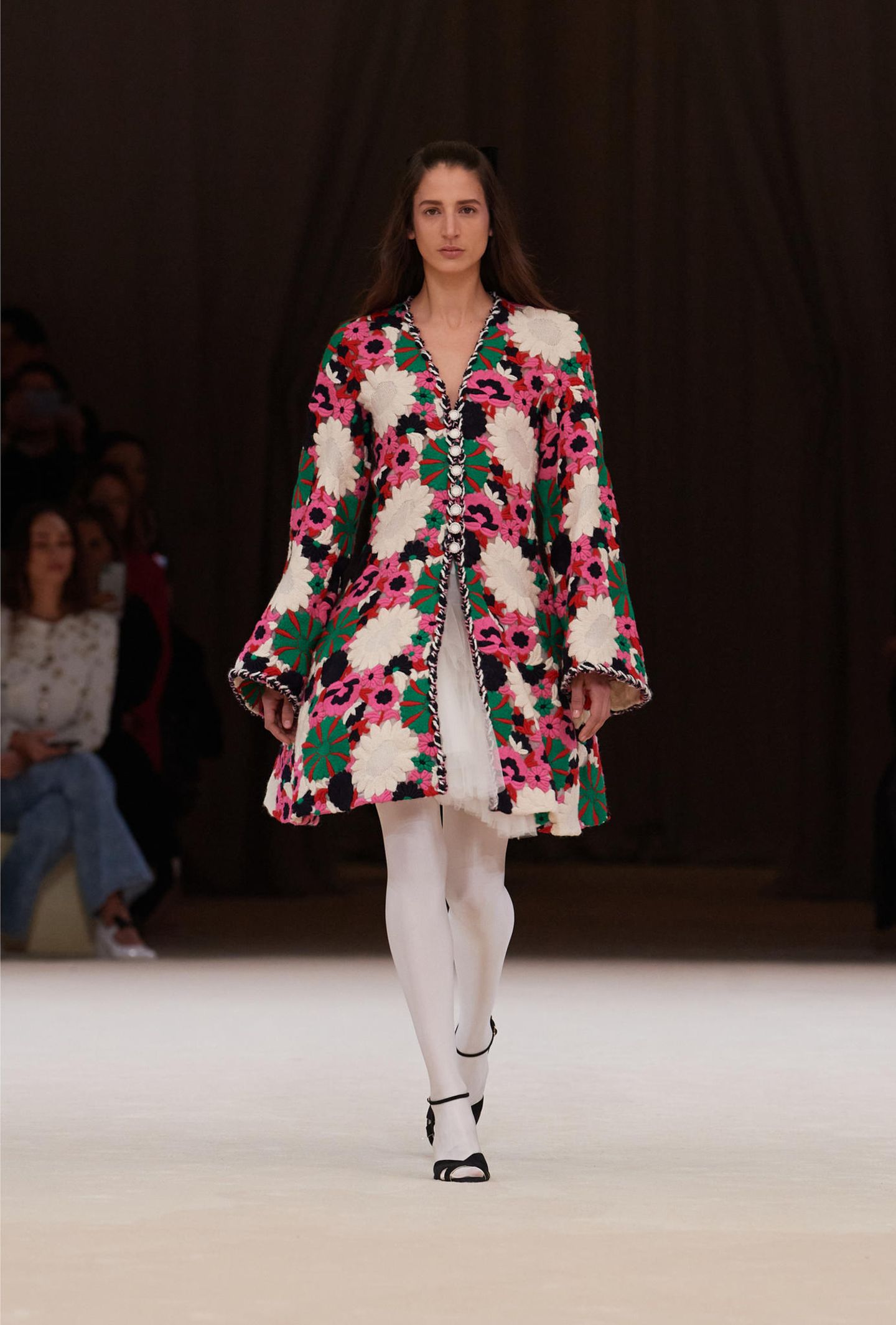 Ein Model läuft über den Laufsteg bei einer Chanel Haute-Couture Show