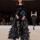 Ein Model läuft über den Laufsteg bei einer Chanel Haute-Couture Show