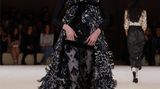 Ein Model läuft über den Laufsteg bei einer Chanel Haute-Couture Show