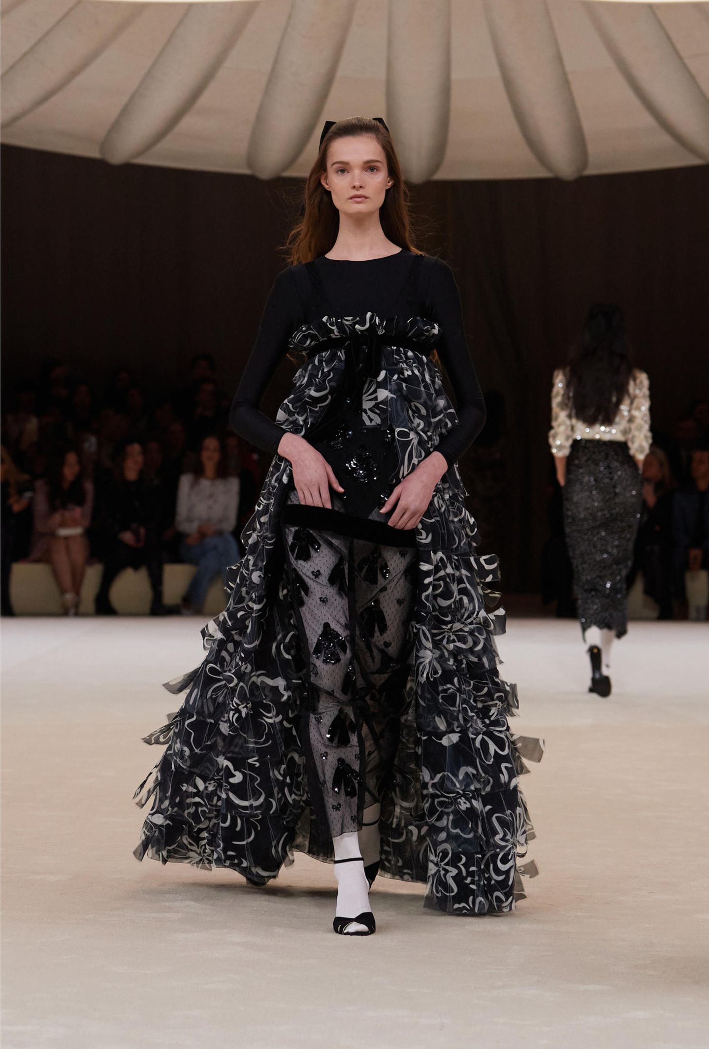 Ein Model läuft über den Laufsteg bei einer Chanel Haute-Couture Show