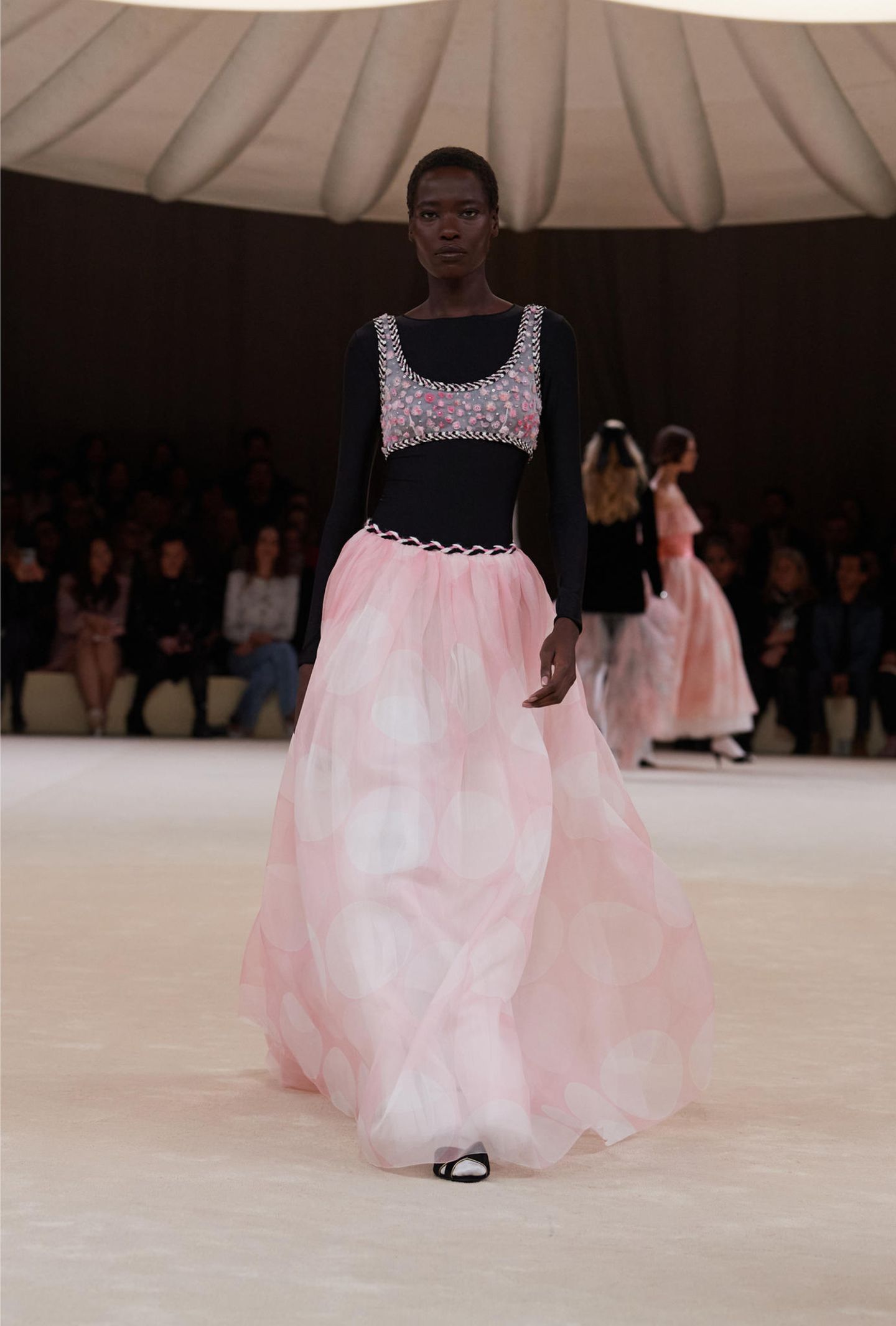 Ein Model läuft über den Laufsteg bei einer Chanel Haute-Couture Show