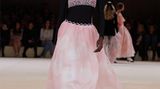Ein Model läuft über den Laufsteg bei einer Chanel Haute-Couture Show