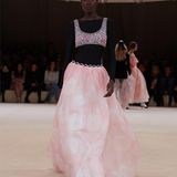Ein Model läuft über den Laufsteg bei einer Chanel Haute-Couture Show