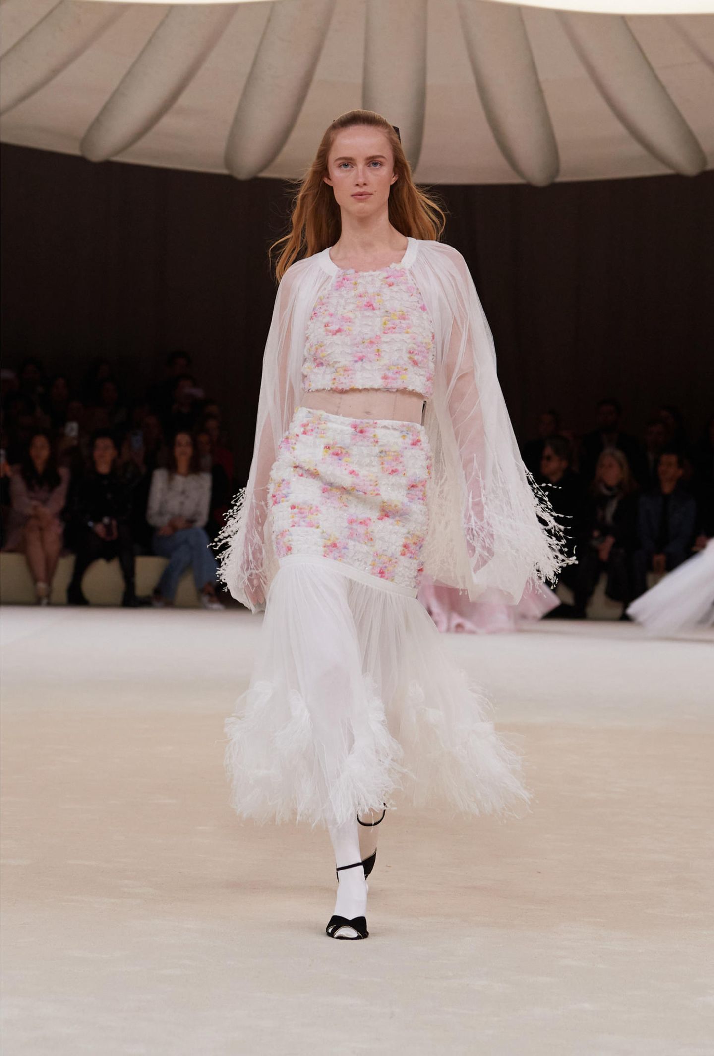 Ein Model läuft über den Laufsteg bei einer Chanel Haute-Couture Show