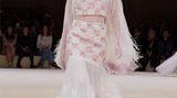 Ein Model läuft über den Laufsteg bei einer Chanel Haute-Couture Show