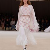Ein Model läuft über den Laufsteg bei einer Chanel Haute-Couture Show
