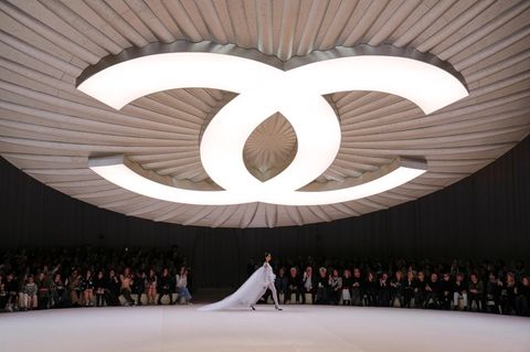 Ein Model läuft über den Laufsteg bei einer Chanel Haute-Couture Show