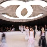 Modelle laufen über den Laufsteg bei einer Chanel Haute-Couture Show