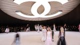 Modelle laufen über den Laufsteg bei einer Chanel Haute-Couture Show