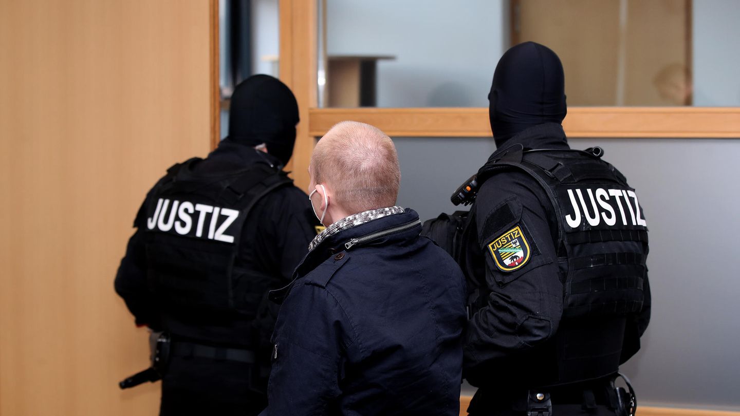 Prozessauftakt in Magdeburg: Das Jahr 2020: Stephan B. auf dem zum Gerichtssaal in Magdeburg. Dort verurteilte man ihn wegen des Attentats in Halle zu lebenslanger Haft mit anschließender Sicherungsverwahrung Das Jahr 2020: Stephan B. auf dem zum Gerichtssaal in Magdeburg. Dort verurteilte man ihn wegen des Attentats in Halle zu lebenslanger Haft mit anschließender Sicherungsverwahrung
