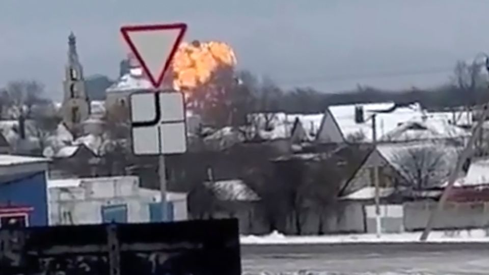 Russischer Militärjet mit ukrainischen Kriegsgefangenen abgestürzt – Video zeigt Explosion