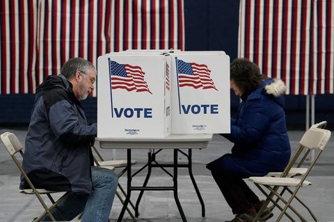 Zwei Bürger geben bei den Vorwahlen in New Hampshire ihre Stimme an. Die große Mehrheit der Amerikaner wird allerdings ausgeschlossen, ihre Kandidaten zu bestimmen.