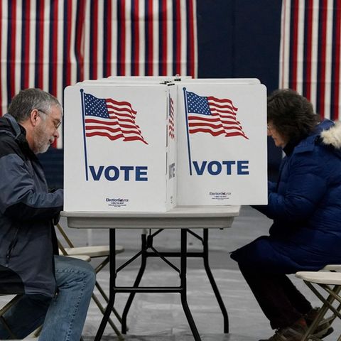 Zwei Bürger geben bei den Vorwahlen in New Hampshire ihre Stimme an. Die große Mehrheit der Amerikaner wird allerdings ausgeschlossen, ihre Kandidaten zu bestimmen.