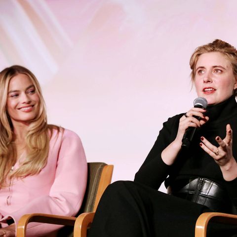 Greta Gerwig und Margot Robbie während der Fragerunde vor einem rosa Hintergrund