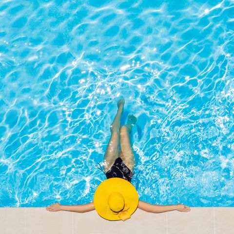 Frau mit gelbem Hut in Pool