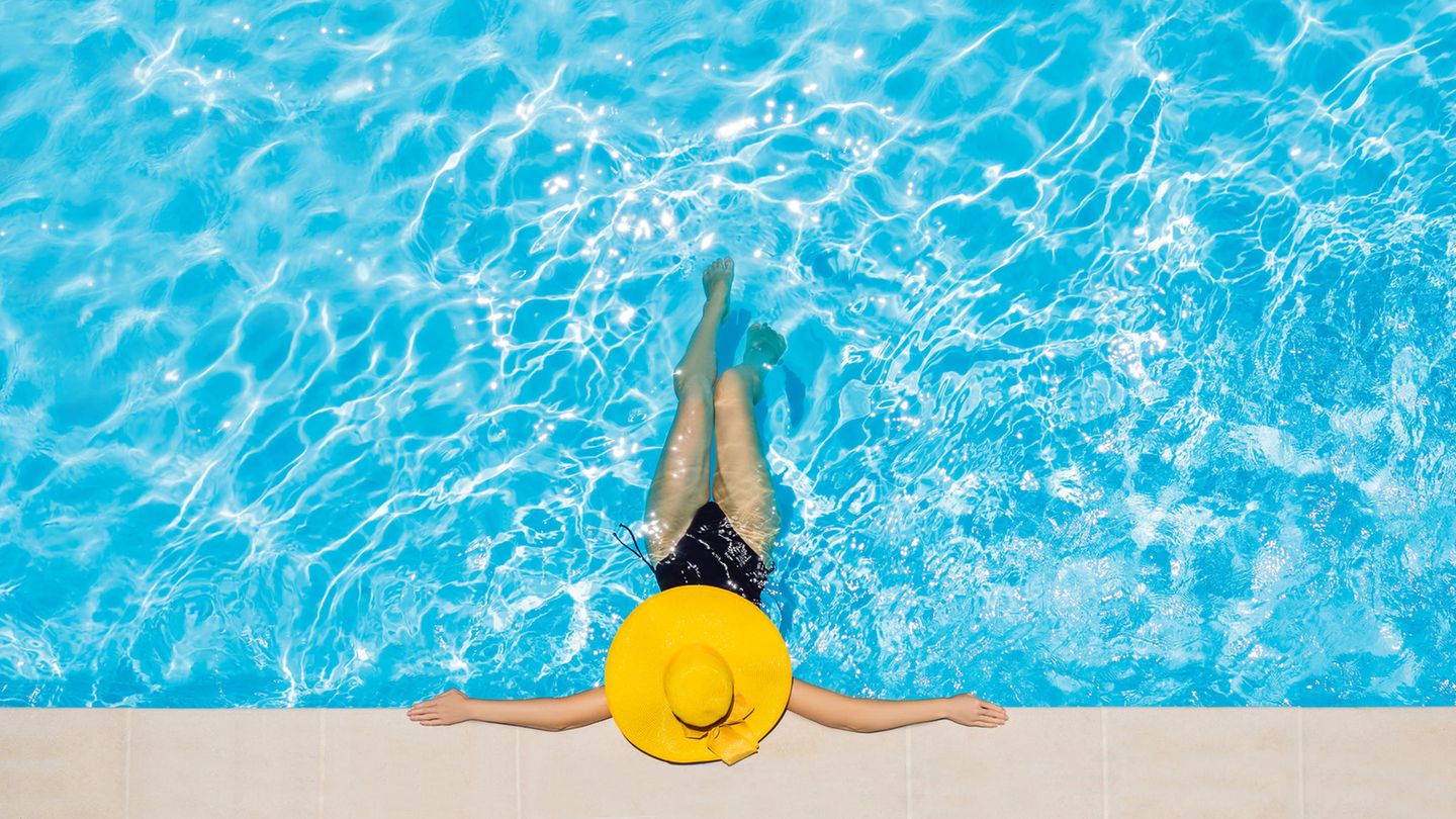 Frau mit gelbem Hut in Pool Frau mit gelbem Hut in Pool