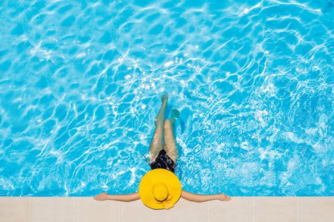 Frau mit gelbem Hut in Pool