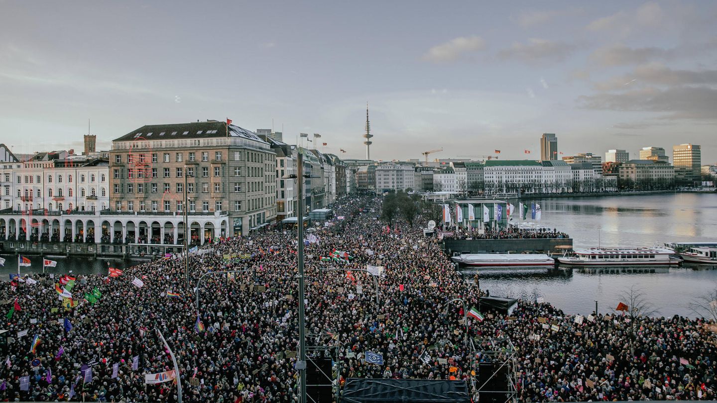 Die große Demonstration gegen rechts in Hamburg. Der Jungfernstieg ist vor lauter 1 gar nicht mehr zu sehen