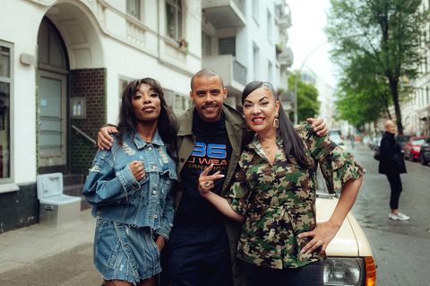 Lady Bitch Ray, Eunique und Denyo vor dem alten Mercedes in Hamburg.