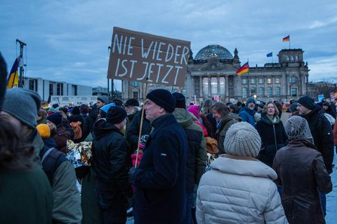 Menschen protestieren gegen rechts vor dem Bundestag in Berlin