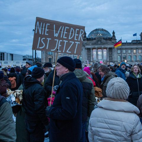Menschen protestieren gegen rechts vor dem Bundestag in Berlin