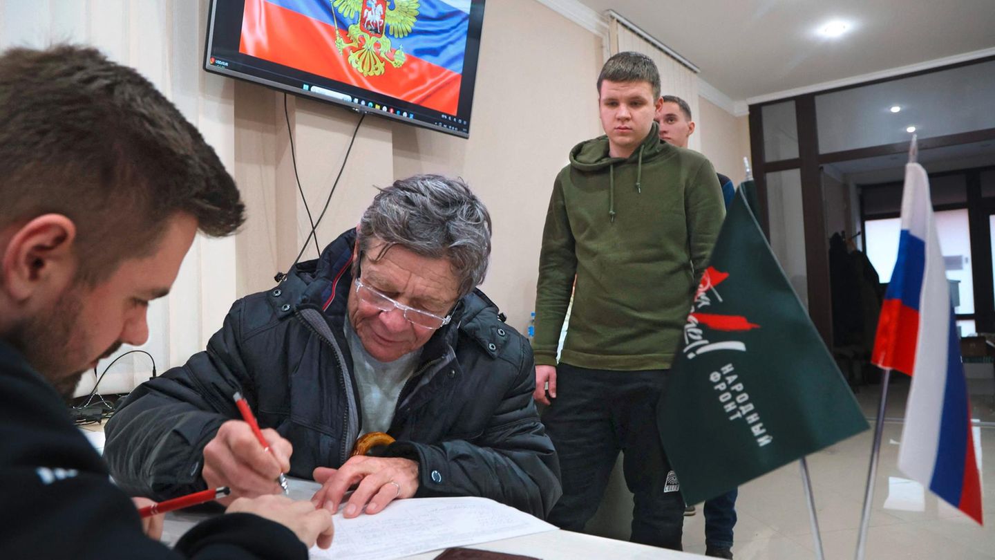 Unterschriften für Wladimir Putin: Russische Bürger unterschreiben und stehen Schlange