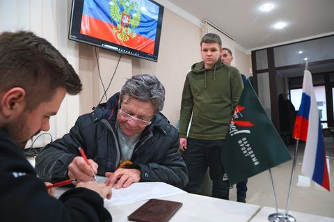 Unterschriften für Wladimir Putin: Russische Bürger unterschreiben und stehen Schlange