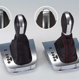 Falsch geschaltet  Unter der Marke "DSG" verkauft VW unter anderem diesen Schaltknauf für den Golf 6 (links). Zu einem Drittel des Preises konnte man laut Plagiarius auf Amazon.de eine Fälschung aus China kaufen (rechts). Anbieter war Amazon US, das auch auf eine Abmahnung zunächst nicht reagierte. Gefälschte DSG-Produkte tauchen immer wieder bei Amazon auf, geeignete technische Vorsorgemaßnahmen, um dies zu verhindern, existierten nicht, kritisiert die Aktion Plagiarius.