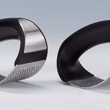 Original is King  Der deutsche Hersteller Leifheit hat seine Knoblauchwippe "Knobi King" EU-weit mit einem Geschmacksmuster geschützt. Trotzdem ist der Küchenhelfer bei Nachahmern beliebt. Immer wieder mahnt Leifheit Hersteller von Billigkopien ab, die optisch identische Produkte in teils deutlich schlechterer Qualität verkaufen.