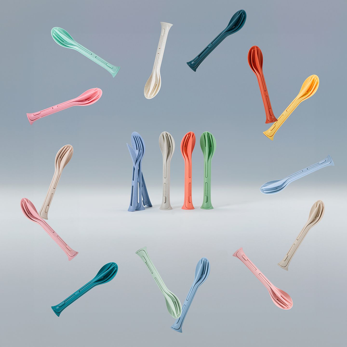 Sonderpreis "Online-Marktplatz für Hyänen"  Diesen Sonderpreis verleiht die Plagiarius-Jury an die E-Commerce-Anbieter Temu, Alibaba und Fruugo. Auf den Plattformen finden sich immer wieder minderwertige Kopien geschützter Produkte wie dem Besteck-Set des deutschen Design-Herstellers Koziol. Nach Hinweis auf den EU-weiten Designschutz würden die chinesischen Produkte zwar entfernt, von sich aus gingen die Plattformen aber nicht aktiv gegen die wiederkehrende Plagiate-Schwemme vor, kritisiert die Aktion Plagiarius.