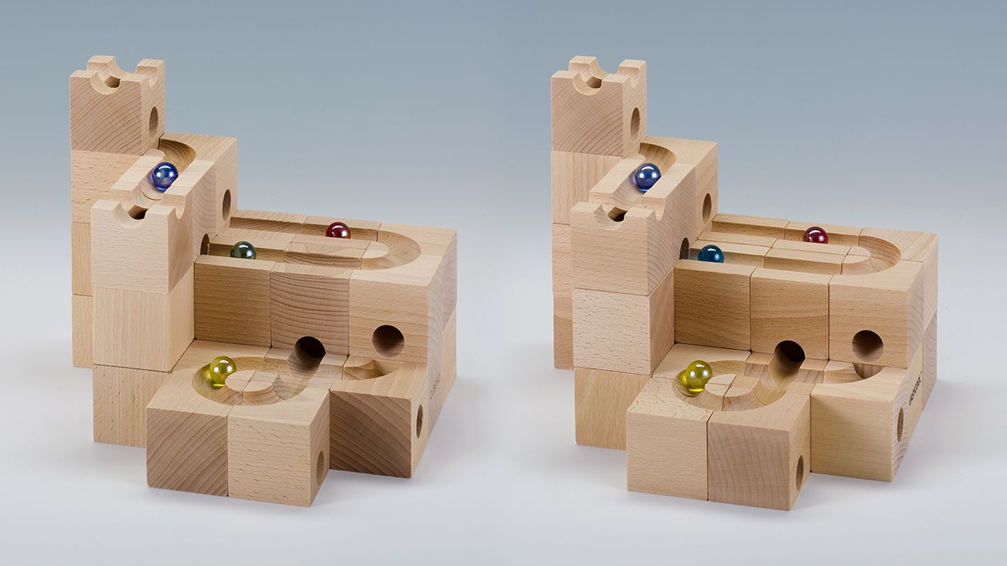 Kopierte Kugelbahn (3. Preis)  Das in den 70er und 80er Jahren entwickelte Kugelbahnsystem von Cuboro genießt Kultstatus, sogar Cuboro-Meisterschaften gibt es seit einigen Jahren. Die Originalwürfel (links) aus einer Schweizer Familienschreinerei haben aber unliebsame Konkurrenz bekommen. Ein chinesischer Hersteller baut das Cuboro-System 1:1 nach und verkauft die Plagiate unter der Marke Easycool – zum halben Preis und mit dem Hinweis "mit Cuboro kompatibel". Kopiert werden laut Plagiarius fast alle Cuboro-Elemente sowie Verpackung, Fotos, Funktionsgrafiken, Auszeichnungen und Herkunftsbezeichnungen. 