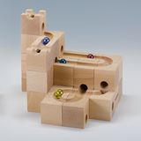 Kopierte Kugelbahn (3. Preis)  Das in den 70er und 80er Jahren entwickelte Kugelbahnsystem von Cuboro genießt Kultstatus, sogar Cuboro-Meisterschaften gibt es seit einigen Jahren. Die Originalwürfel (links) aus einer Schweizer Familienschreinerei haben aber unliebsame Konkurrenz bekommen. Ein chinesischer Hersteller baut das Cuboro-System 1:1 nach und verkauft die Plagiate unter der Marke Easycool – zum halben Preis und mit dem Hinweis "mit Cuboro kompatibel". Kopiert werden laut Plagiarius fast alle Cuboro-Elemente sowie Verpackung, Fotos, Funktionsgrafiken, Auszeichnungen und Herkunftsbezeichnungen. 