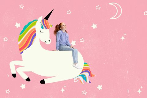 Mädchen in elegantem Tüll Kleid und Einhorn Stirnband feiert Geburtstagsparty
