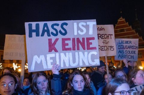 Demonstration gegen Rechtsextremismus und die AfD: Ein Plakat "Hass ist keine Meinung"
