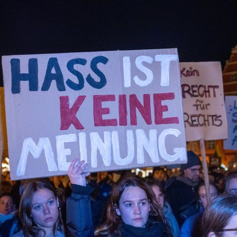 Demonstration gegen Rechtsextremismus und die AfD: Ein Plakat "Hass ist keine Meinung"