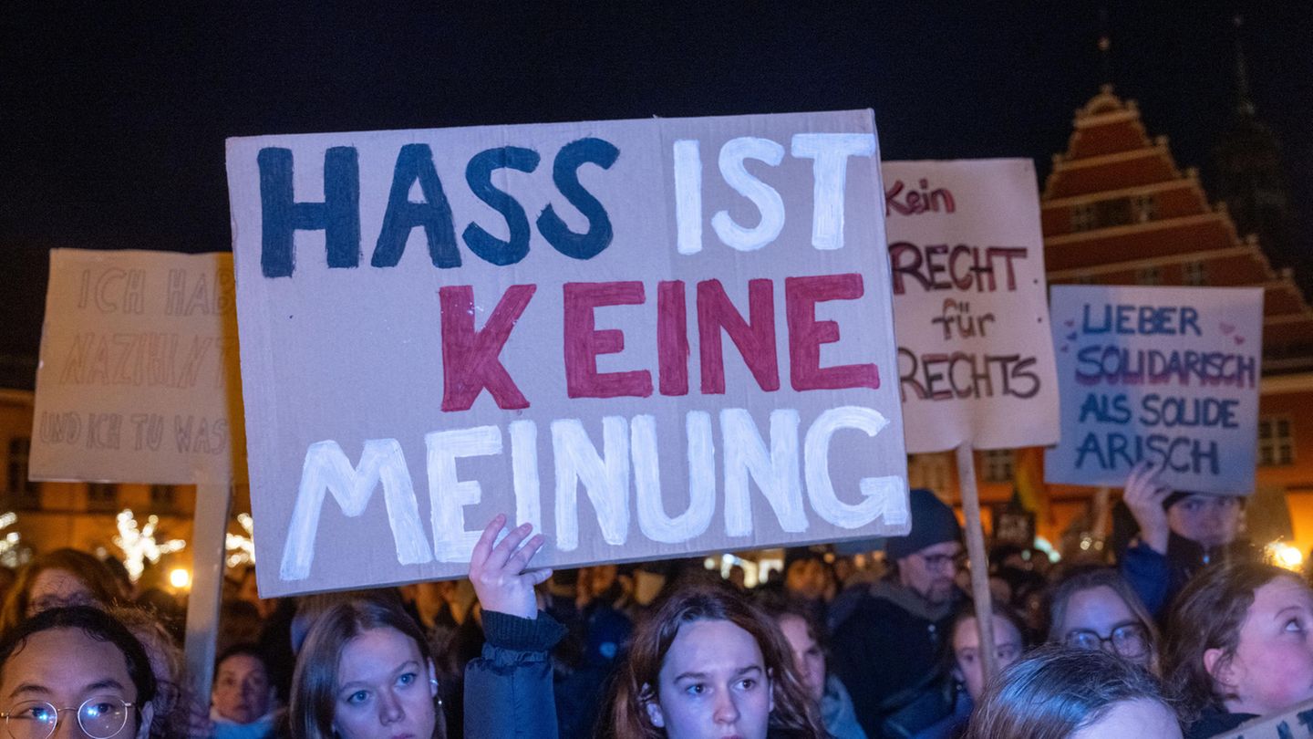 Demonstration gegen Rechtsextremismus und die AfD: Ein Plakat "Hass ist keine Meinung"