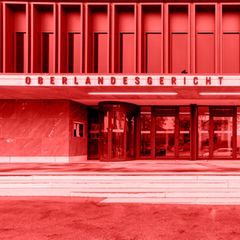 Das OLG ist eines von drei für die mutmaßliche Terrorgruppe um Heinrich XIII. Prinz Reuß zuständigen Gerichten