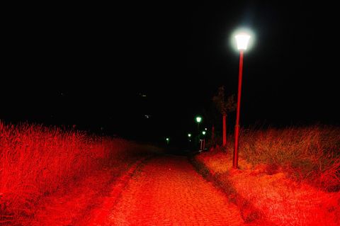 Ein rot beleuchteter Feldweg