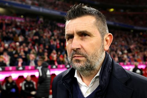 Union Berlins Trainer Nenad Bjelica kurz vor dem Anpfiff in München. In der 74. Minute sah der Trainer nach einer Tätlichkeit die roten Karte.
