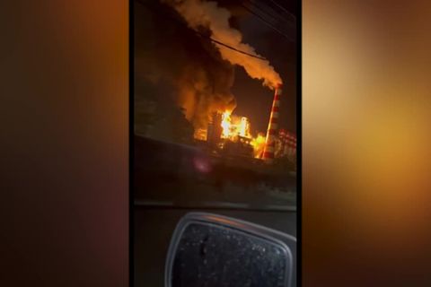 Video: Brand in einer großen Ölraffinerie in Südrussland