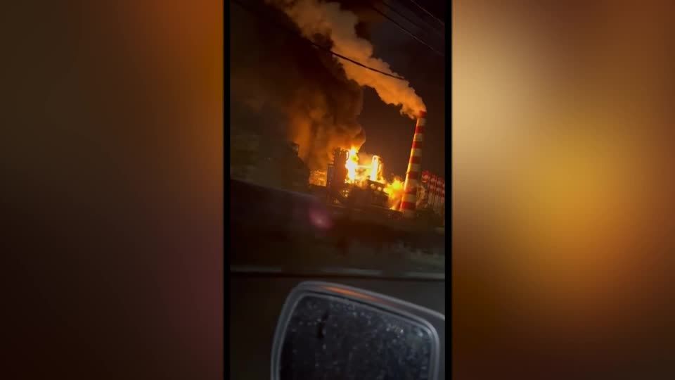 Video: Brand in einer großen Ölraffinerie in Südrussland Video: Brand in einer großen Ölraffinerie in Südrussland