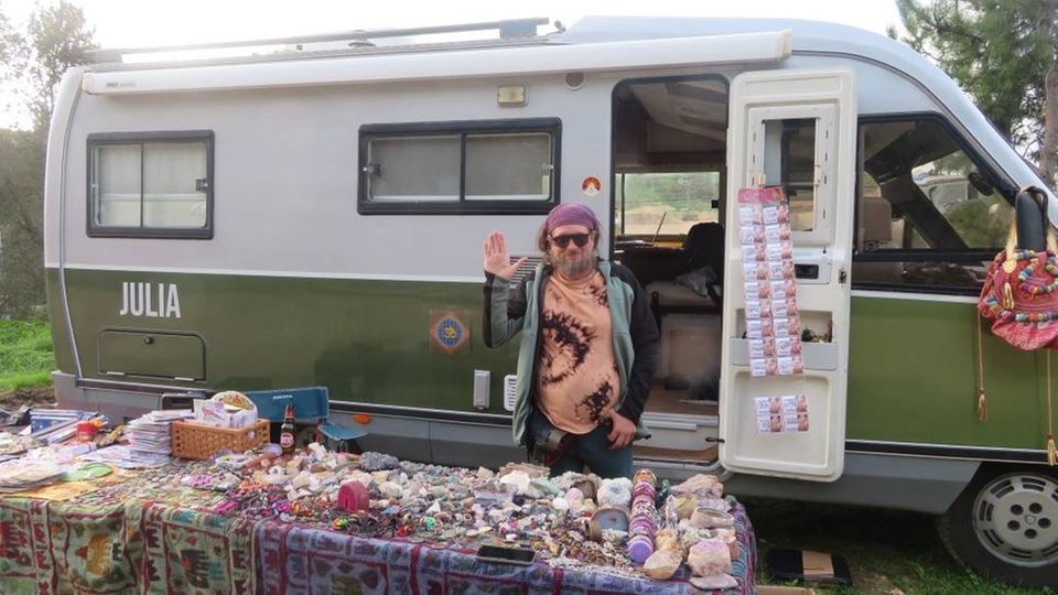 Jochen steht vor seinem Camper und verkauft Mineralien Jochen steht vor seinem Camper und verkauft Mineralien