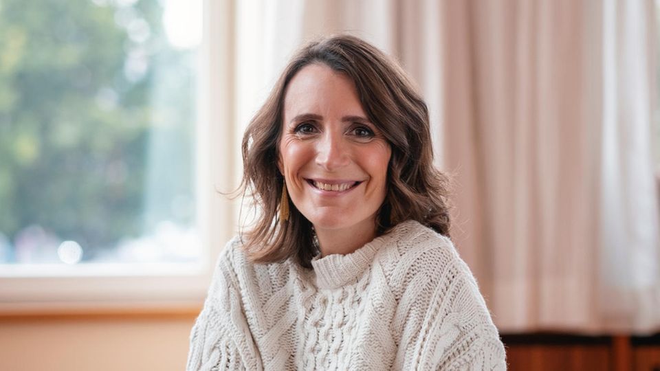 Elena-Katharina Sohn ist Psychologische Beraterin und Gründerin der Beratungsagentur "Die Liebeskümmerer". Gemeinsam mit ihrem Team aus Paartherapeuten und Psychologen kümmert sie sich seit mehr als zehn Jahren um Menschen, die Kummer mit der Liebe haben. 