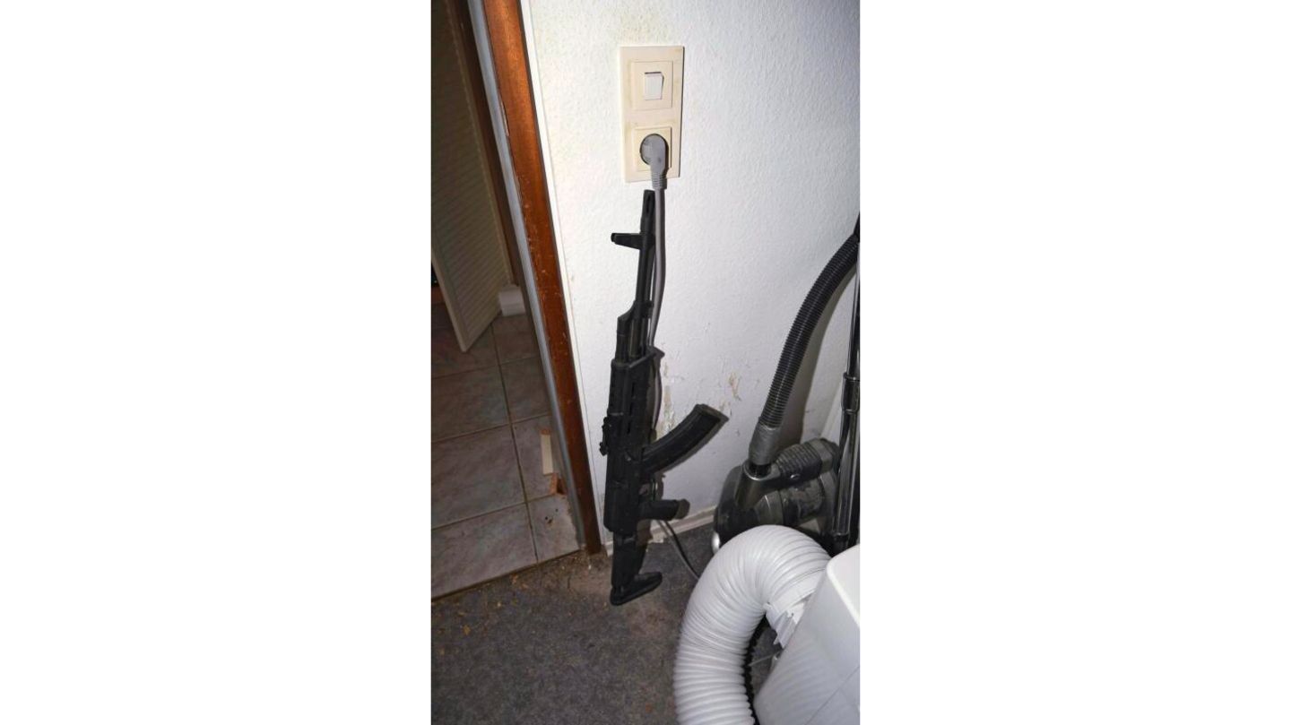 Bei seiner Festnahme hatte L. Waffen griffbereit in seiner Wohnung. In Ecken...