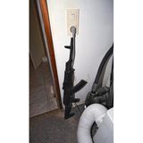 Bei seiner Festnahme hatte L. Waffen griffbereit in seiner Wohnung. In Ecken...