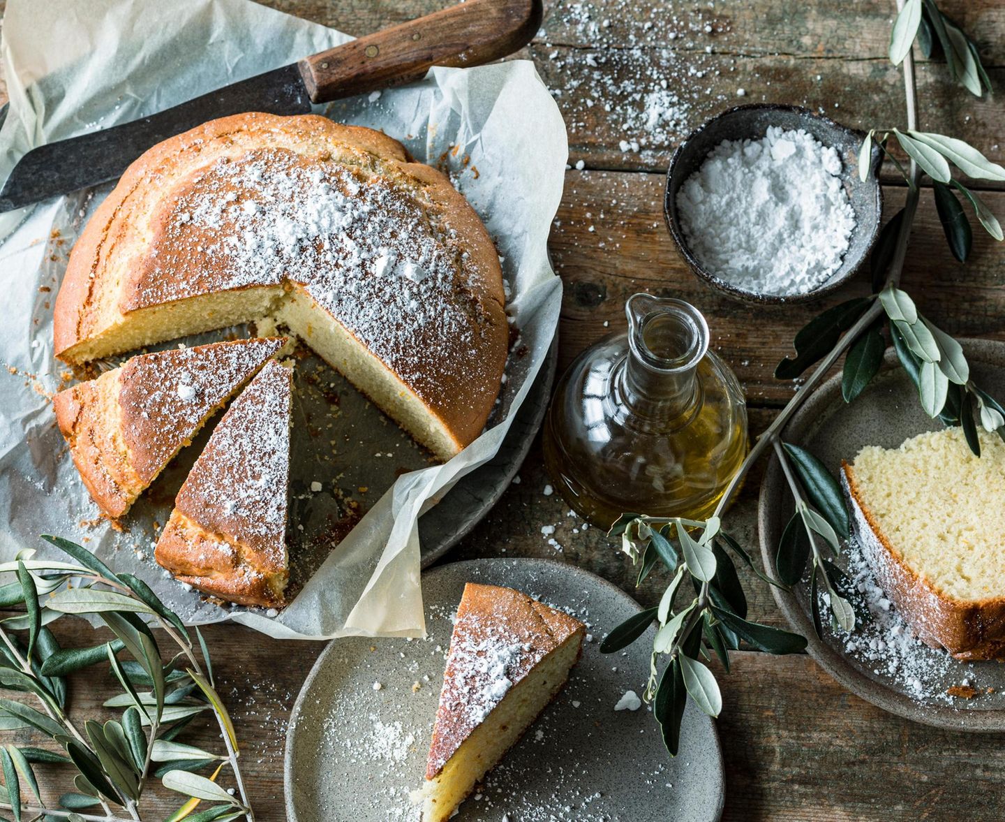 Ein Sandkuchen mit den entsprechenden Zutaten